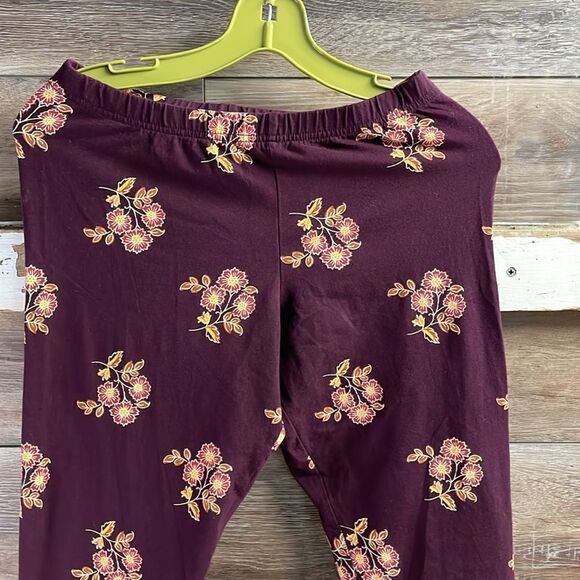 Old Navy Ladies Stretch Leggings, Size 14, Burgundy Maroon Color with Flowers - Picture 2 of 7